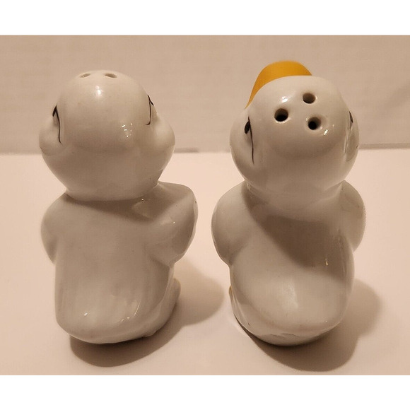 Ducks with Hearts Salt And Pepper Shakers In A Basket with Tablecloth - Picture 5 of 8